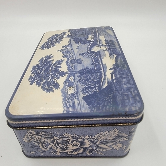 VINTAGE Daher English tin in a old European blue and white motif - Picture 3 of 11